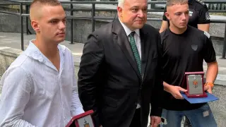 Отличиха двамата тийнейджъри, спасили къщи от пожар край Кошарица