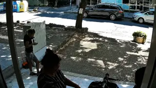 Камери заснеха нагла кражба на детски дрехи посред бял ден в Бургас