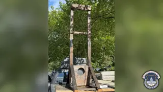 Мъж, пренасящ гилотина в пикапа си, беше арестуван във Вашингтон