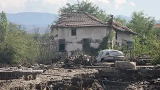 Семейство с драматичен разказ за потопа в Струмяни, вадили ги през прозорците