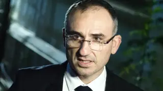 С изключително сложна операция доц. Оскар спаси зрението на две бебета по 750 грама