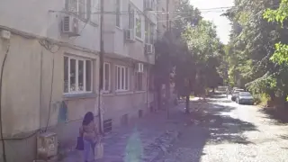 Зазидани прозорци на улица в Бургас: Местен твърди, че в апартамента пребивават жрици на любовта