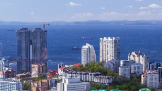 Как севернокорейски работници релаксират след смяна на строителна площадка във Владивосток