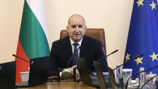 Премиерът Радев направи забавен лапсус, всички министри се разсмяха