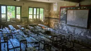 Обаждане в 9:20 часа: Директор спаси 1643 деца минути преди потопът да отнесе училището им в Непал