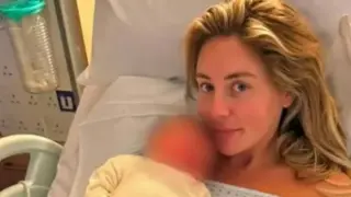 Еротичната моделка Бони Блу, преспала с над 1000 мъже за 12 часа, роди