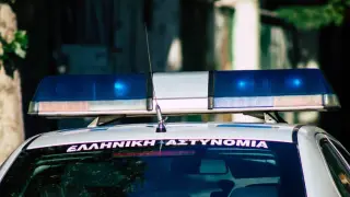 Откриха мъртво бебе, скрито в куфар в апартамент в Атина