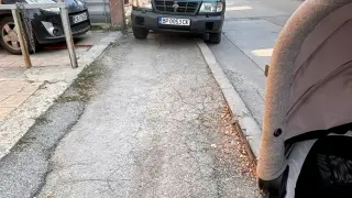 Джип превзе тротоар в „Младост", майка с количка търси откъде да мине