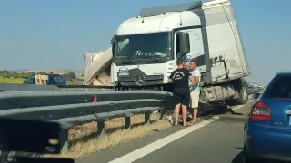 Извънредно в БЛИЦ! Тежка катастрофа на "Тракия", камион мина през мантинелата Обновена