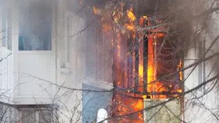 Пожар в София, долетяха и патрулки и линейка