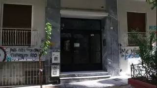 Бебето, намерено в розов куфар в Атина, е било убито – зловещи открития