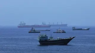 Три снаряда удариха танкер в Ормузкия проток, екипажът се размина без пострадали