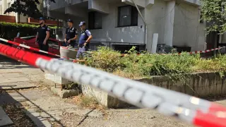 Зрелищен екшън в София, кола се заби в блок