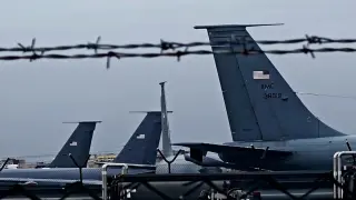 Два броя американски военни самолети кацнаха в София