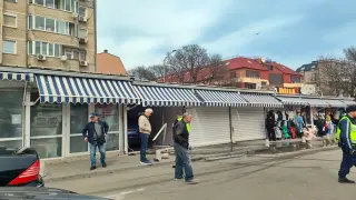 Кола „паркира“ в магазин на Колхозния пазар във Варна: Ранена е жена, като по чудо няма жертви
