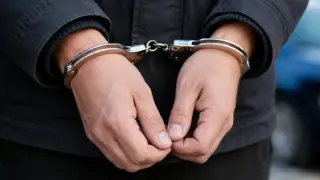 Издирван мъж се барикадира в мазе в Сливен, полицията го задържа