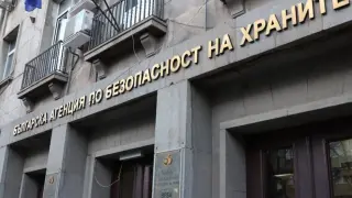 БАБХ спря близо 1,4 тона месо без произход в бус в София