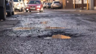 Жена пропадна с колата си в голяма дупка в Димитровград, но получи неочаквана помощ