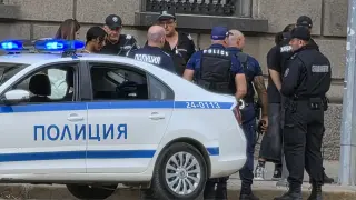 Тийнейджъри се сбиха пред парламента, полиция отцепи мястото