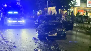 "Ягуар" помете два микробуса пред заведение в Хасково Снимки