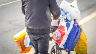 Камера в Пловдив улови: Донесе торби с боклук, изсипа ги на тепето, почеса се и тръгна