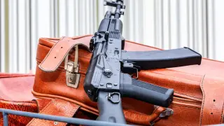 Задържаха млад мъж със зареден "Калашников", скрит под бебешки дрехи, на гара в Брюксел