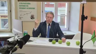 "Хумористична програма": Николай Рибаков коментира защо Путин отстрани "Яблоко" от изборите в Русия