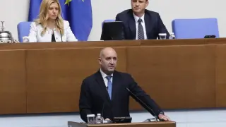 Изслушват Румен Радев в НС