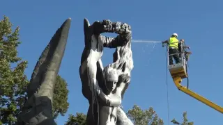 С 2 тона вода и шампоан с аромат на зелена ябълка: Измиха паметника на Съединението в Пловдив