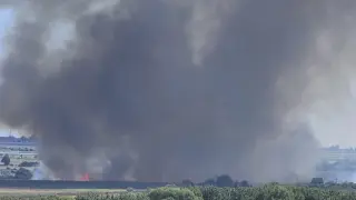 Пламна пожар до складова база в Бургас - вятърът го разпространява бързо