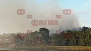 Огнена стихия край Бургас: Гъст дим покри района на „Пода“