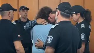 Психолог обясни защо бащата прегръща сина си, убил Георги Кузев