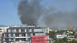 Нов голям пожар избухна в София, огънят застрашава автокъща и магазин Снимки