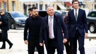 Ирония: Зеленски подари на Уиткоф и Къшнър тениски с "Киевски режим" Снимки