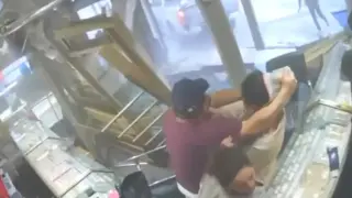 Крадци с кола нахлуха в магазин и откраднаха бижута за секунди в Англия