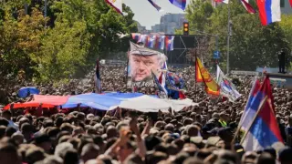 Десетки хиляди на погребението на Ратко Младич в Белград