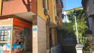 Разследват самоубийство в хостел във Варна Снимки