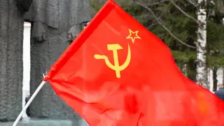 Пловдивчанин "облече" колата си в знамената на СССР и България