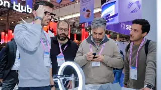 iFLYTEK показа 40-грамови AI очила с превод в реално време