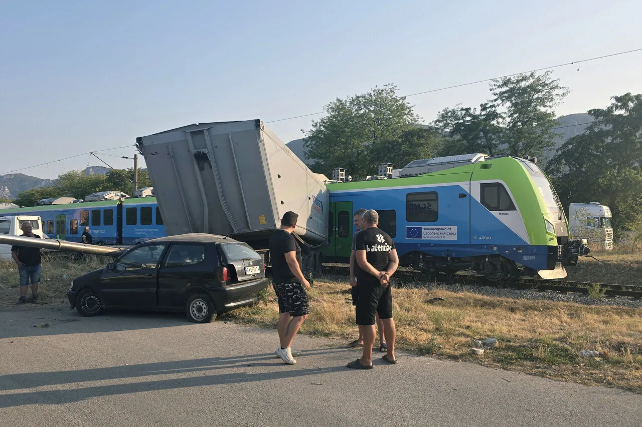 Жесток удар край Враца: Нов влак на Шкода помете камион на жп прелез Снимки