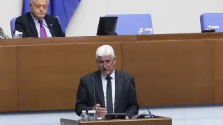 Военният министър: Поискали сме от НАТО самолети, ракети и антидрон системи, за да пазим Черно море