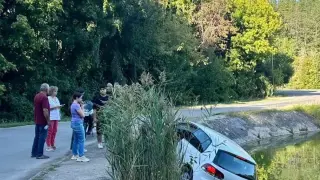 Две момичета паднаха с колата си в езерото в Николово