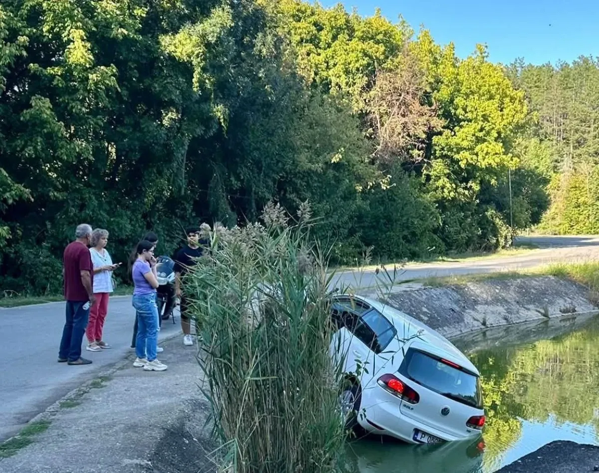Две момичета паднаха с колата си в езерото в Николово