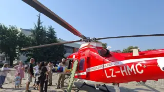 Малчугани превзеха въздушна линейка в Пловдив, опашка се изви и пред "изтребител" Снимки