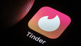 Фризьорка поръча убийството на полицай и дъщеря му в Tinder