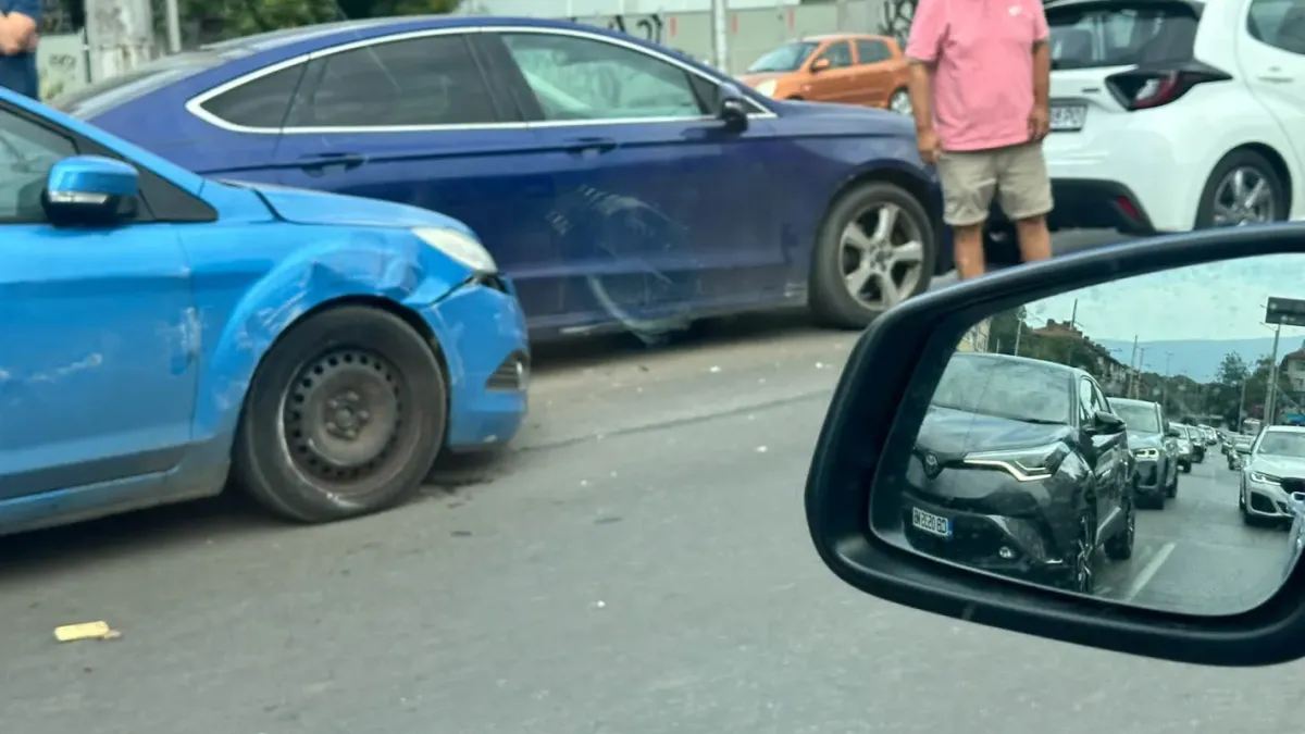 Верижна катастрофа при Румънското посолство в София: 4 коли и автобус 120 се сблъскаха