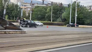 Сериозна катастрофия рано сутрин в София: Мерцедес се помля, кола е с разбита задница Снимки