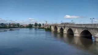 Мъж стои на моста над Марица и заплашва да се самоубие