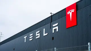 Tesla преговаря за три големи проекта в България