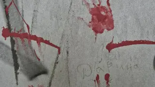 „Сатанински ритуал" пред гараж в Търново: Пентаграми, 666 и боя за 4 евро Снимки